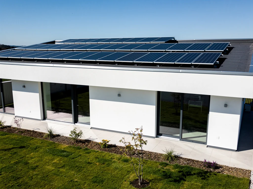 Installation solaire en autoconsommation sur le toit d'une maison récente